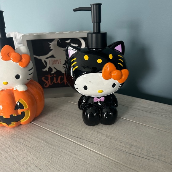 SOLD Hello Kitty  Halloween Soap Dispensers - Picture 4 of 4